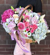 Цветочная композиция из Розы, Хризантемы, Пионы и Лизиантусы в корзине в Вязниках