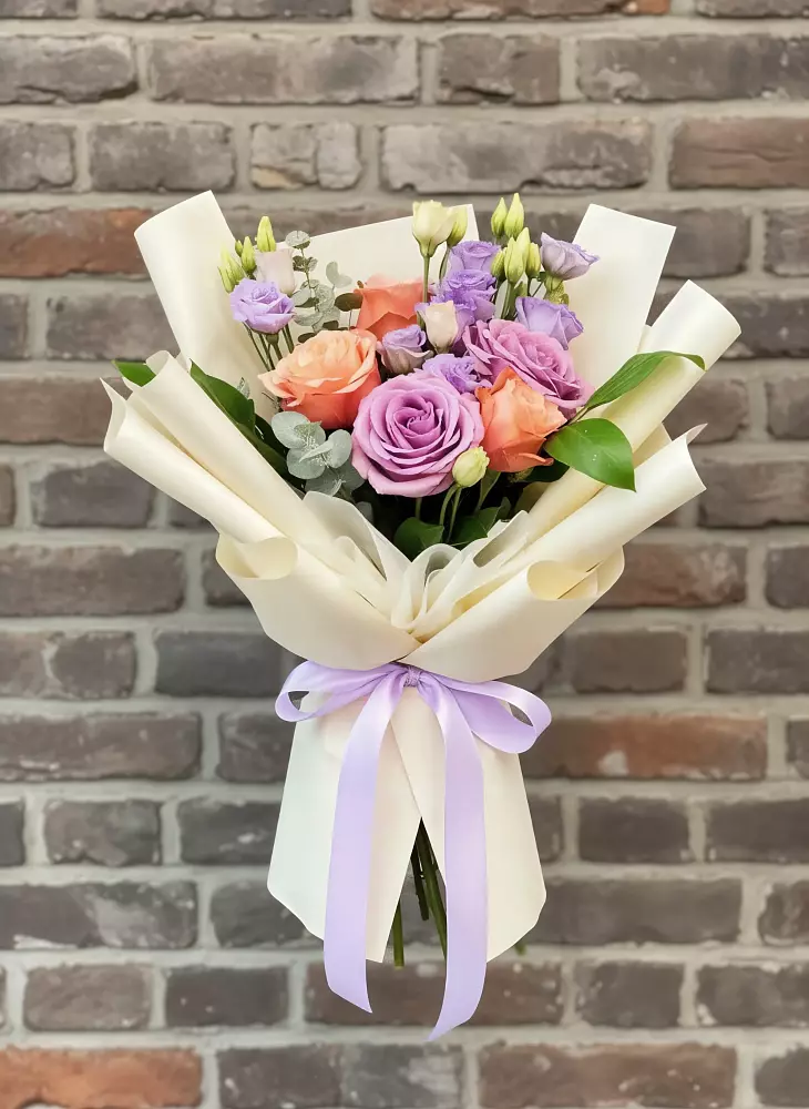 Букет цветочные ноты в Вязниках Букет цветов из: Лизиантусы и Розы в Вязниках