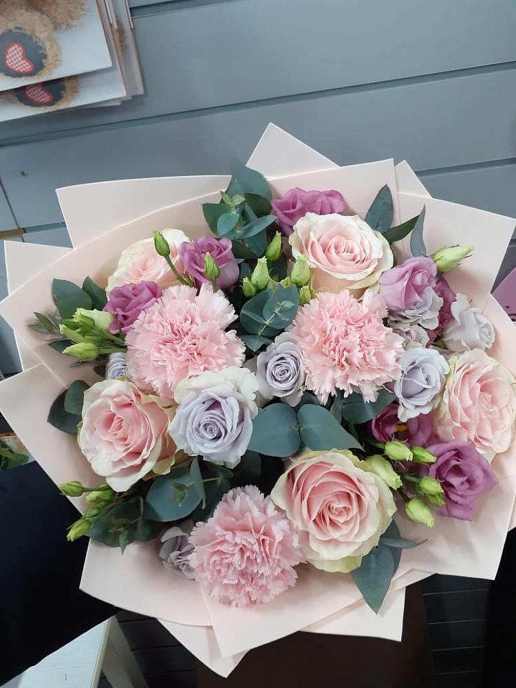 Букет обаятельный в Вязниках Букет цветов из: Розы, Гвоздики и Лизиантусы в Вязниках